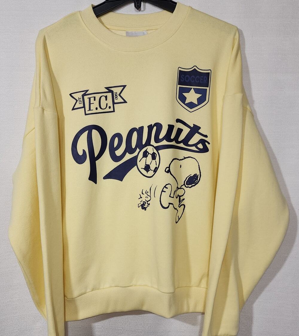 Snoopy peanuts Soccer yellow sweatshirt size medium